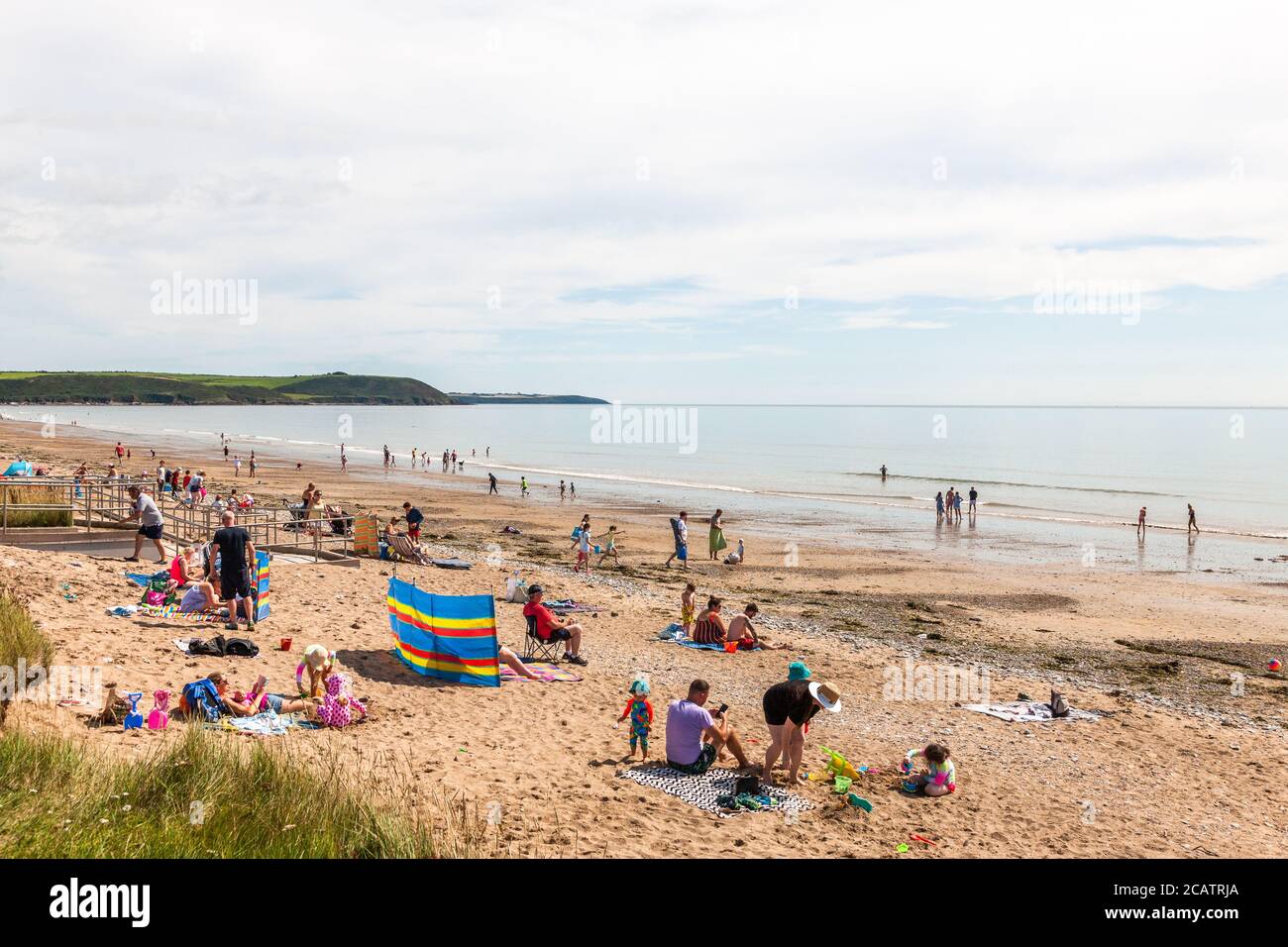 Claycastle, Cork, Irland. August 2020. Mit den Temperaturen, die gegen Mitte der zwanziger Jahre anstiegen, strömten die Menschen zum Strand, um den Sand und das Meer in Claycastle, Co. Cork, Irland, zu genießen. - Credit; David Creedon / Alamy Live News Stockfoto