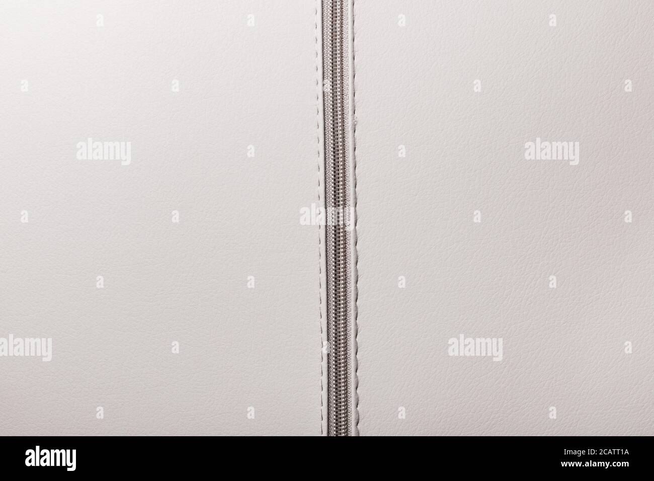 Weißes, hellbeiges Kunstleder mit Reißverschluss Stockfoto