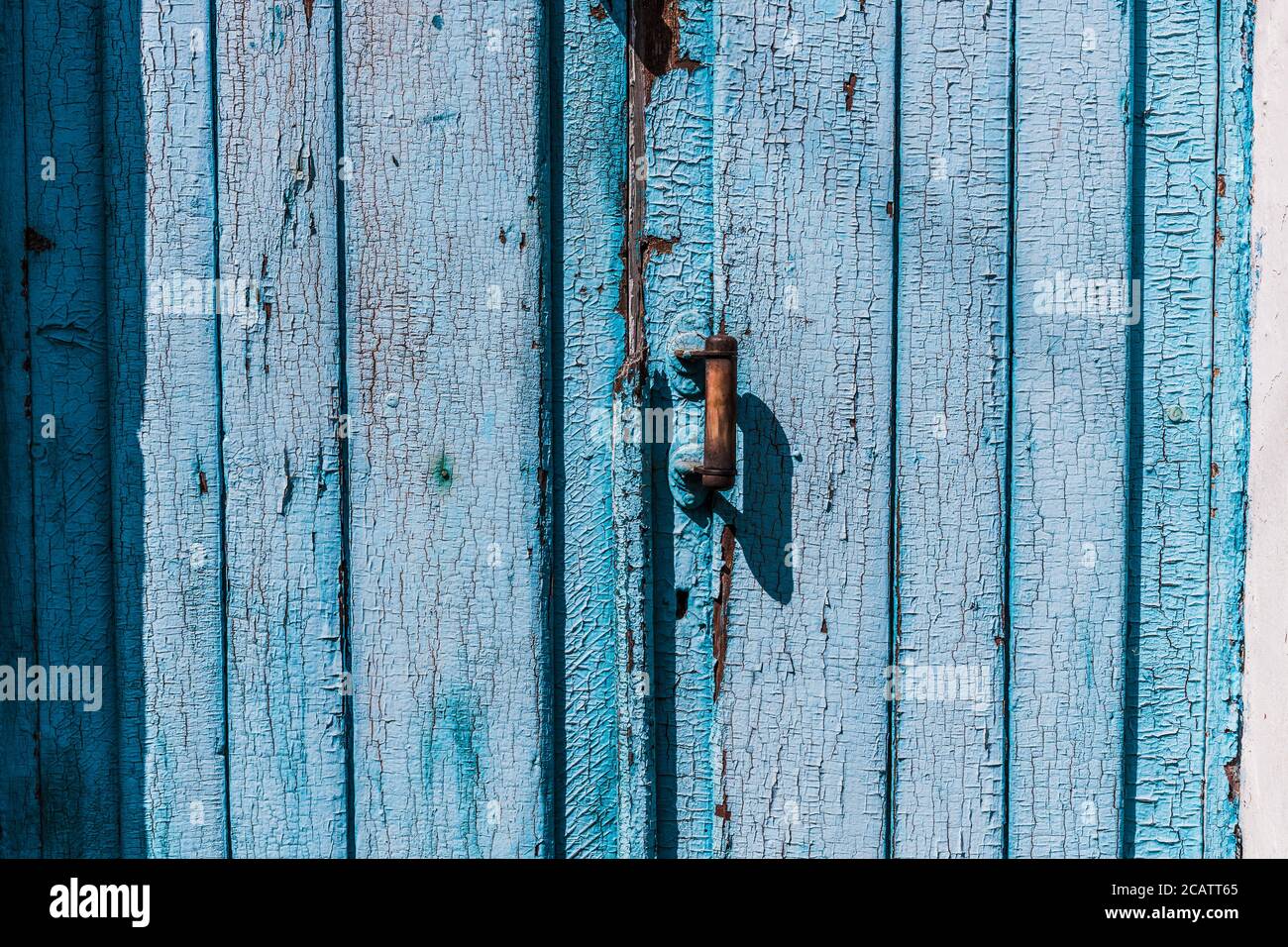 Blau geknackt, vintage geschlossen, alte Tür mit Griff Stockfoto