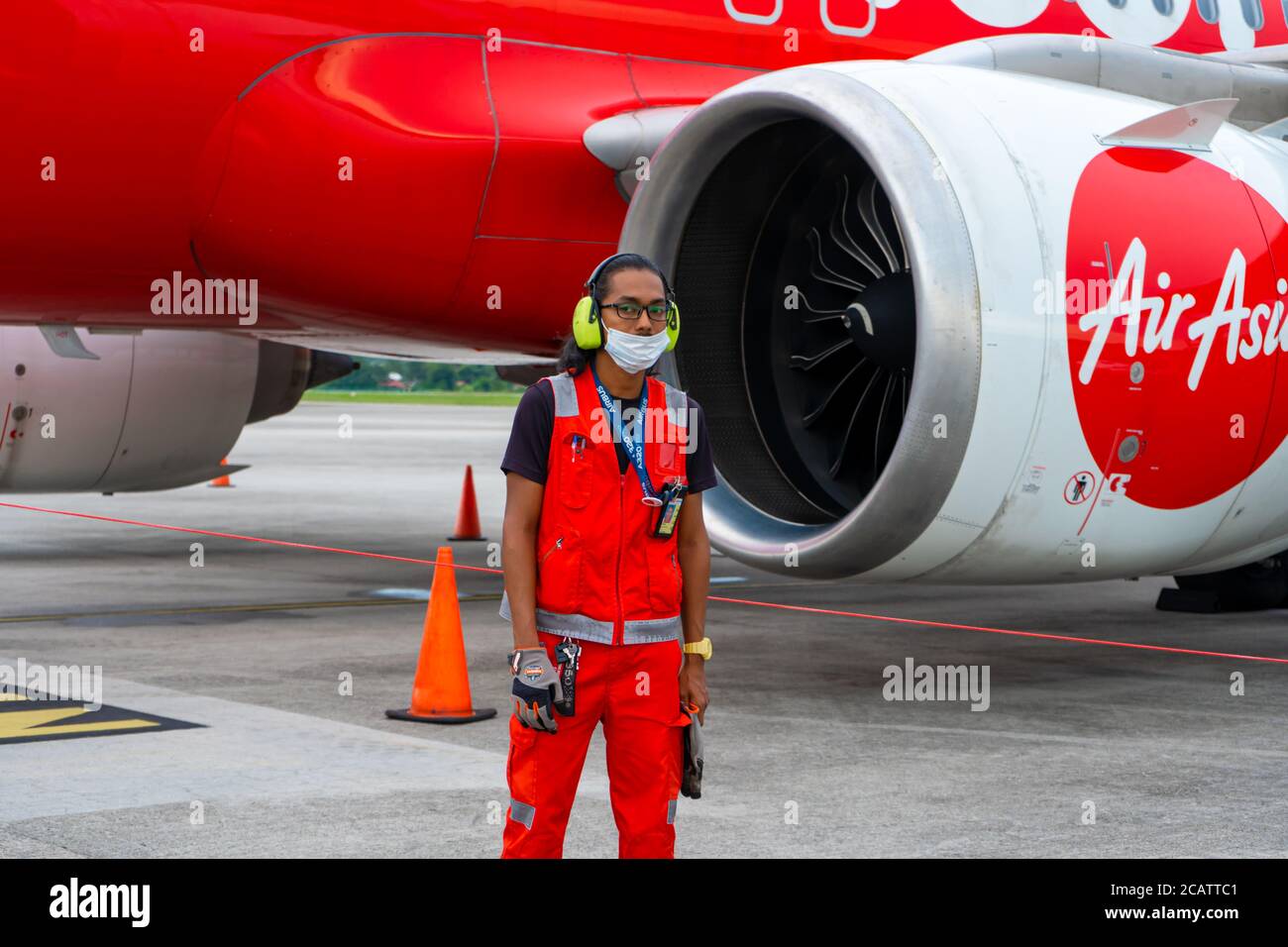 Avioniktechniker überprüfen das Flugzeug vor dem Abflug. Feld Flughafen Besetzung. Stockfoto