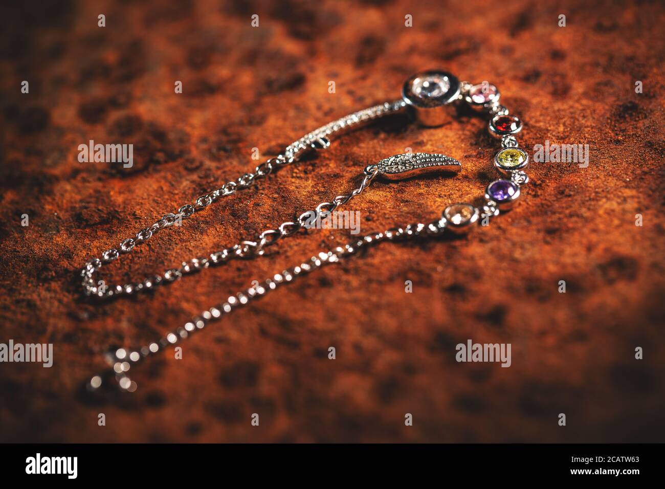 Schöne silberne Halskette Schmuck bijouterie auf braunem Hintergrund Stockfoto