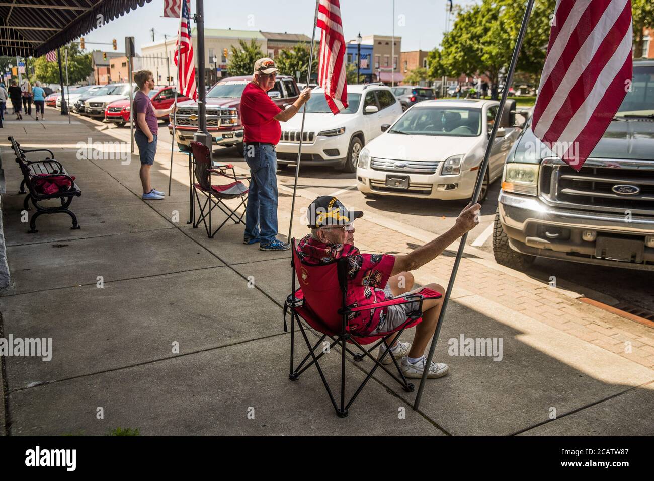 Bloomington, Usa. August 2020. Gegendemonstler halten amerikanische Flaggen, bevor die Aktivisten der Black Lives Matter eine Kundgebung am Morgan County Courthouse Square abhalten. Kredit: SOPA Images Limited/Alamy Live Nachrichten Stockfoto