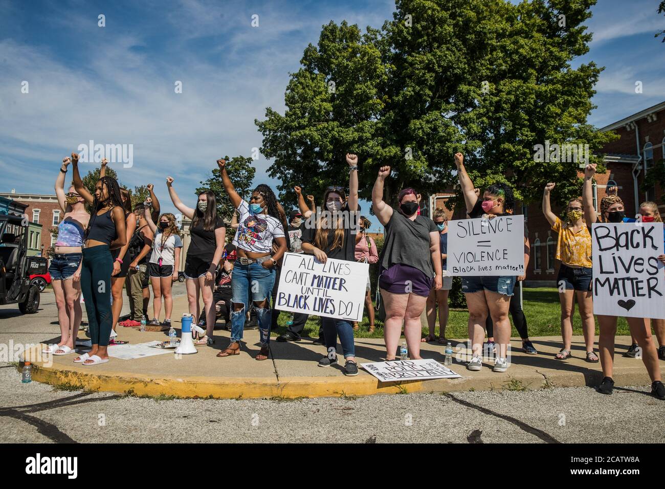 Bloomington, Usa. August 2020. Black Lives Matter Aktivisten singen Parolen während der Demonstration auf dem Morgan County Courthouse Square. Die BLM-Aktivisten wurden von bewaffneten Gegenprotestierenden getroffen, die den Platz umgaben. Kredit: SOPA Images Limited/Alamy Live Nachrichten Stockfoto