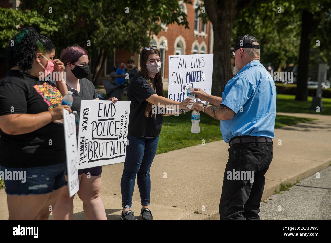 Bloomington, Usa. August 2020. Ein Kaplan der Martinsville Police Department versorgt Black Lives Matter Aktivisten während der Demonstration am Morgan County Courthouse Square mit Wasser. Kredit: SOPA Images Limited/Alamy Live Nachrichten Stockfoto