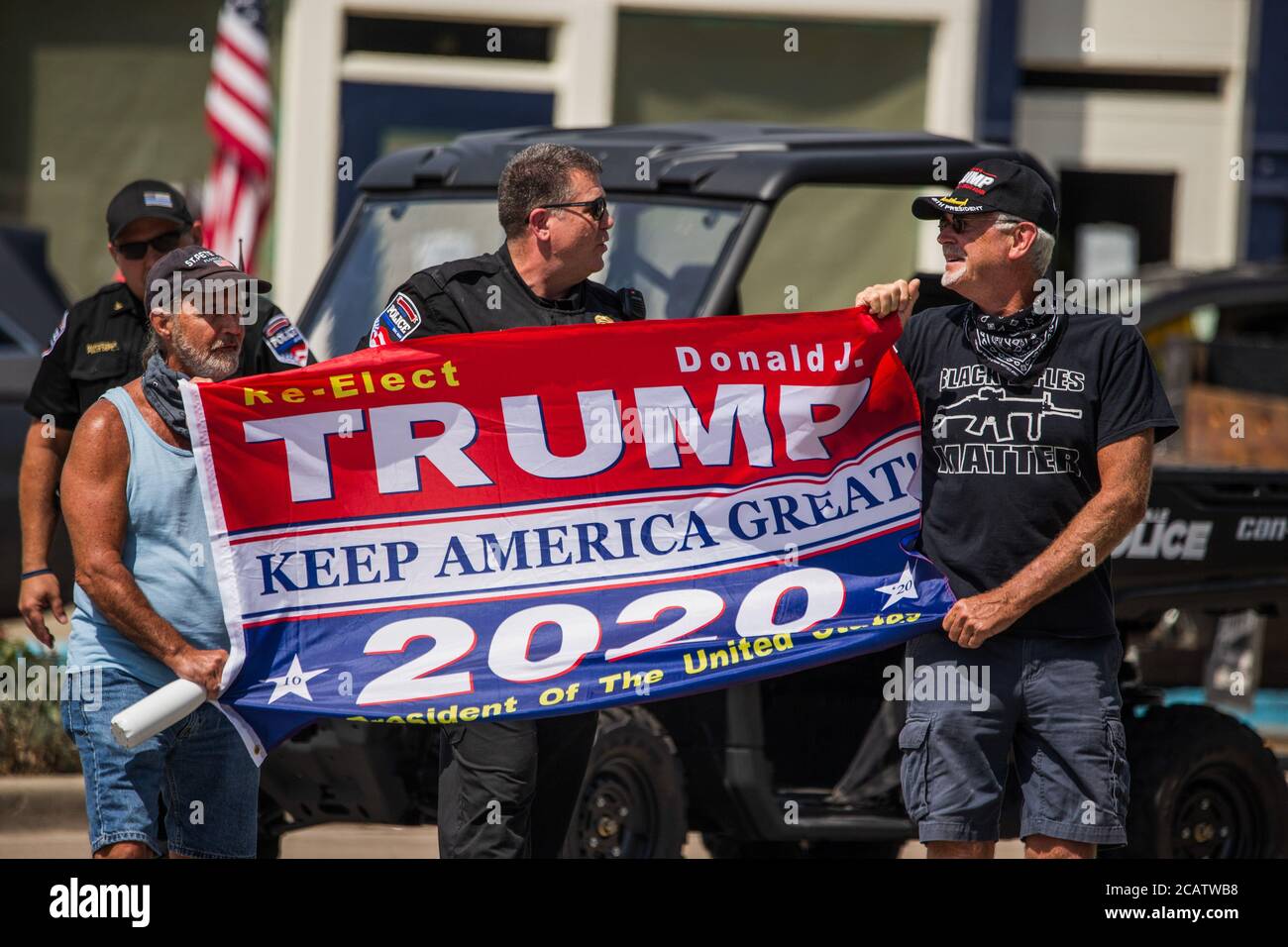 Bloomington, Usa. August 2020. Mitglieder des Martinsville Police Department hindern Männer daran, während der Demonstration am Morgan County Courthouse Square eine Trump-Flagge in den Raum zu tragen. Kredit: SOPA Images Limited/Alamy Live Nachrichten Stockfoto