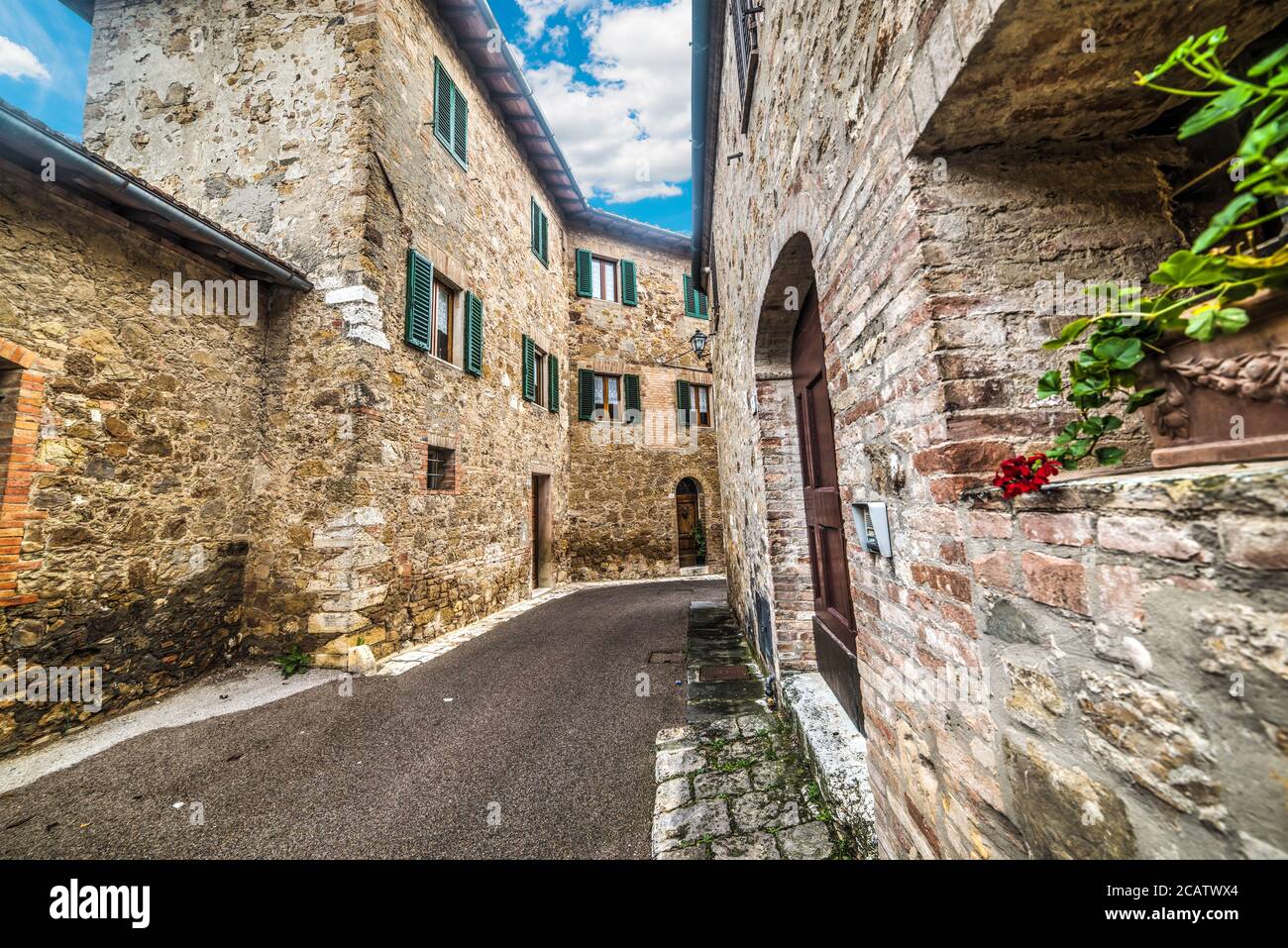 Enge Gasse in San Quirico d'Orcia, Italien Stockfoto