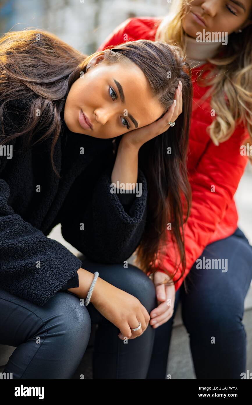 Nahaufnahme von Freund tröstend unglücklich junge Frau in der Stadt Stockfoto