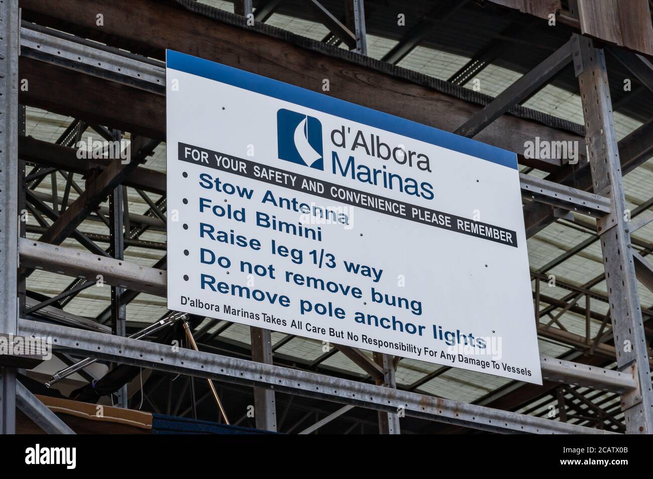 D'albora Marinas Informationschild an Trockenlager für Boote In der Bucht von Akuna an einem sonnigen Winternachmittag Stockfoto