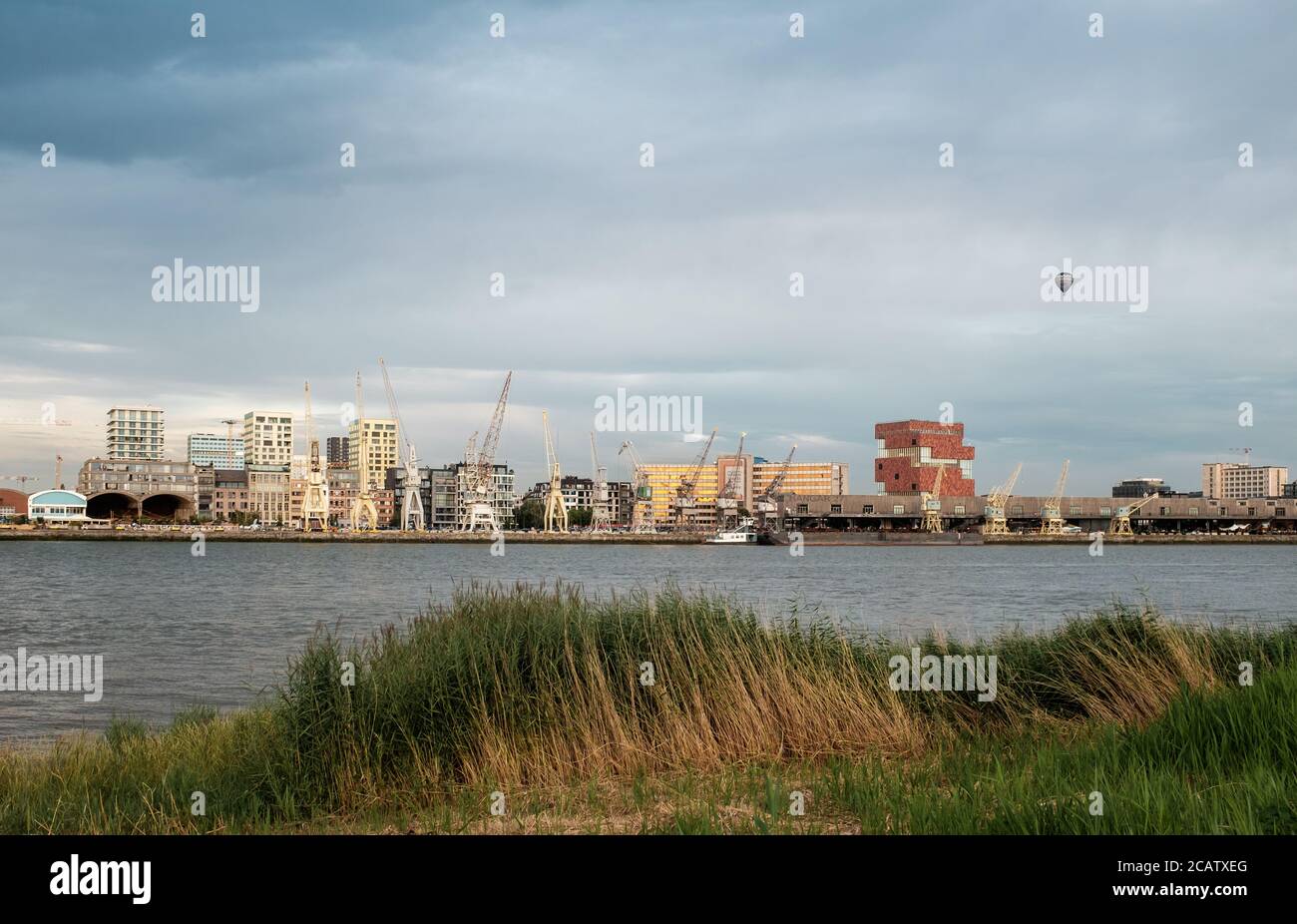 Skyline von Antwerpen vom linken Ufer der Schelde. Stockfoto