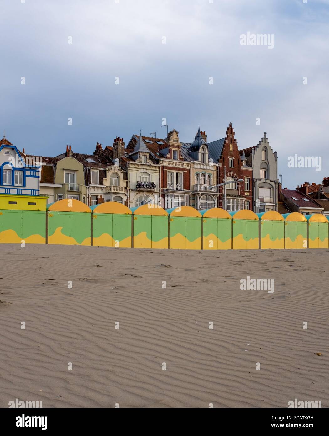 Bunte Strandhütten vor historischen Gebäuden am Meer in Dünkirchen, Frankreich/ Stockfoto