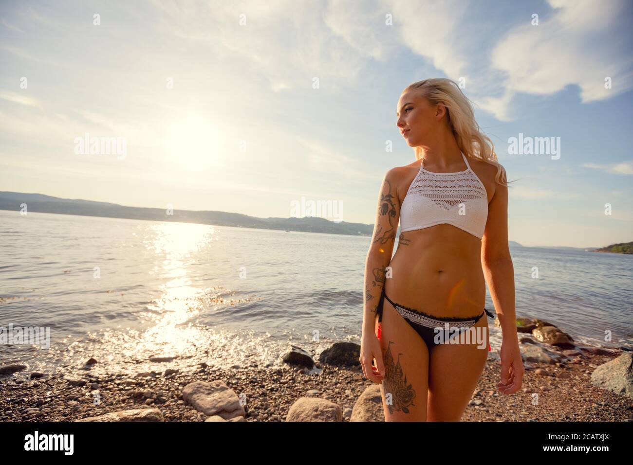 Porträt Der Schönen Jungen Frau Blick Weg In Bikini An Strand Stockfoto