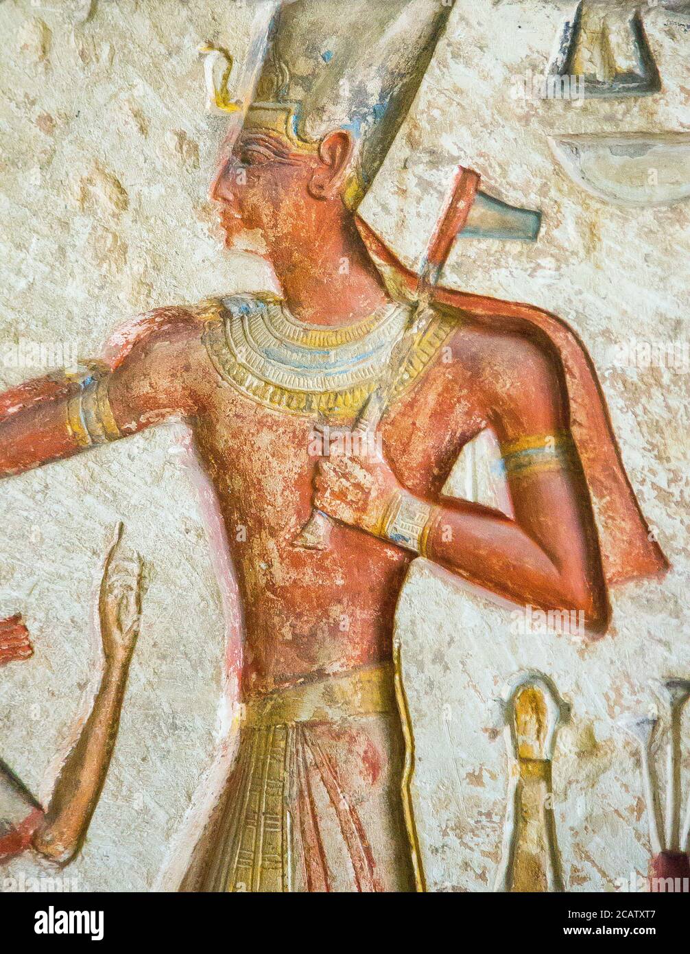 Ägypten, Kairo, Ägyptisches Museum, Detail eines Reliefs, die Eleganz des Königs Ramses II: Transparente Lenden Kleidung, devanteau, Bänder, Usekh Kragen. Stockfoto