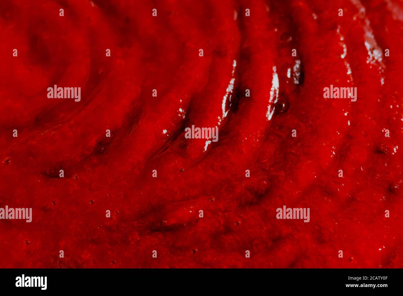 Die rote Flüssigkeit, Sirup macht einen abstrakten Hintergrund Stockfoto