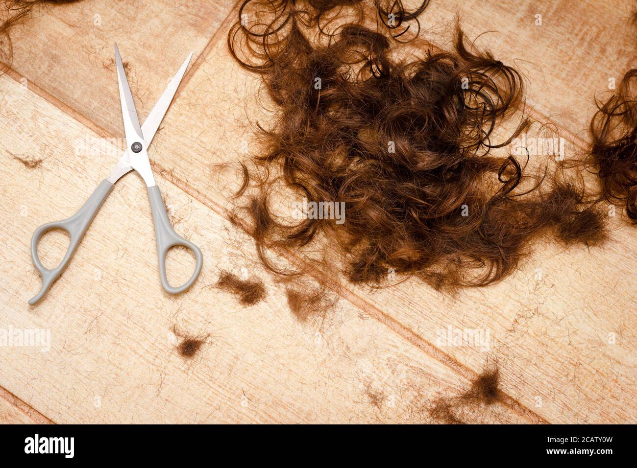 pic Cut Hair On Floor https www alamy de schere haarschneider haare auf dem boden abgeschnitten image368112329 html