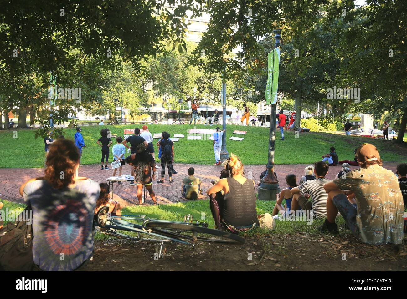 Louisiana, USA. August 2020. Die Menschen achten auf eine Rede während des Protestes der Beschäftigten und Arbeitslosen in New Orleans, Louisiana, USA, am 8. August 2020. Die Demonstranten forderten ein garantiertes Einkommen, einen Lebenslohn und sichere Arbeitsplätze, Verlängerung und Ausweitung der Arbeitslosenunterstützung, keine Zwangsräumungen oder Zwangsvollstreckungen sowie Gesundheits- und Lebensmittelmarken für Menschen in Not. Quelle: Lan Wei/Xinhua/Alamy Live News Stockfoto