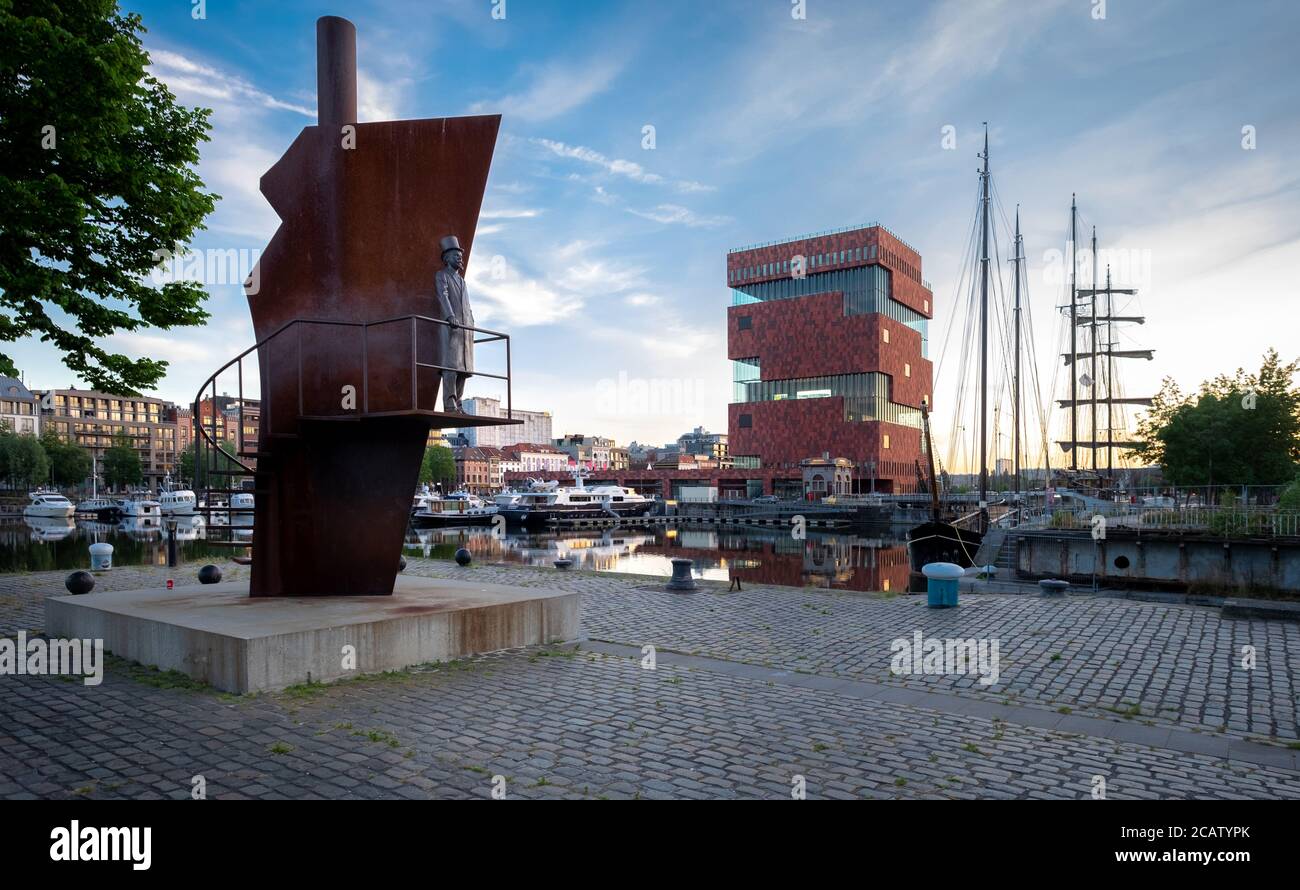 Statue des ehemaligen Bürgermeisters neben dem MAS Museum bei Sonnenuntergang. Das Museum ist seit 2011 ein wichtiges Wahrzeichen Antwerpens. Stockfoto