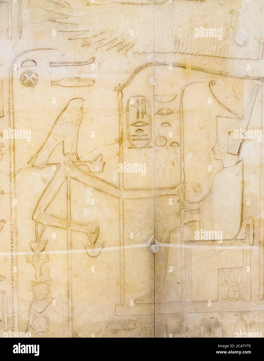 Ägypten, Kairo, Ägyptisches Museum, Tor zum Fest des Sesostris III., Sturz : Horus auf Standard gibt Millionen Jahre des Lebens an den König. Stockfoto
