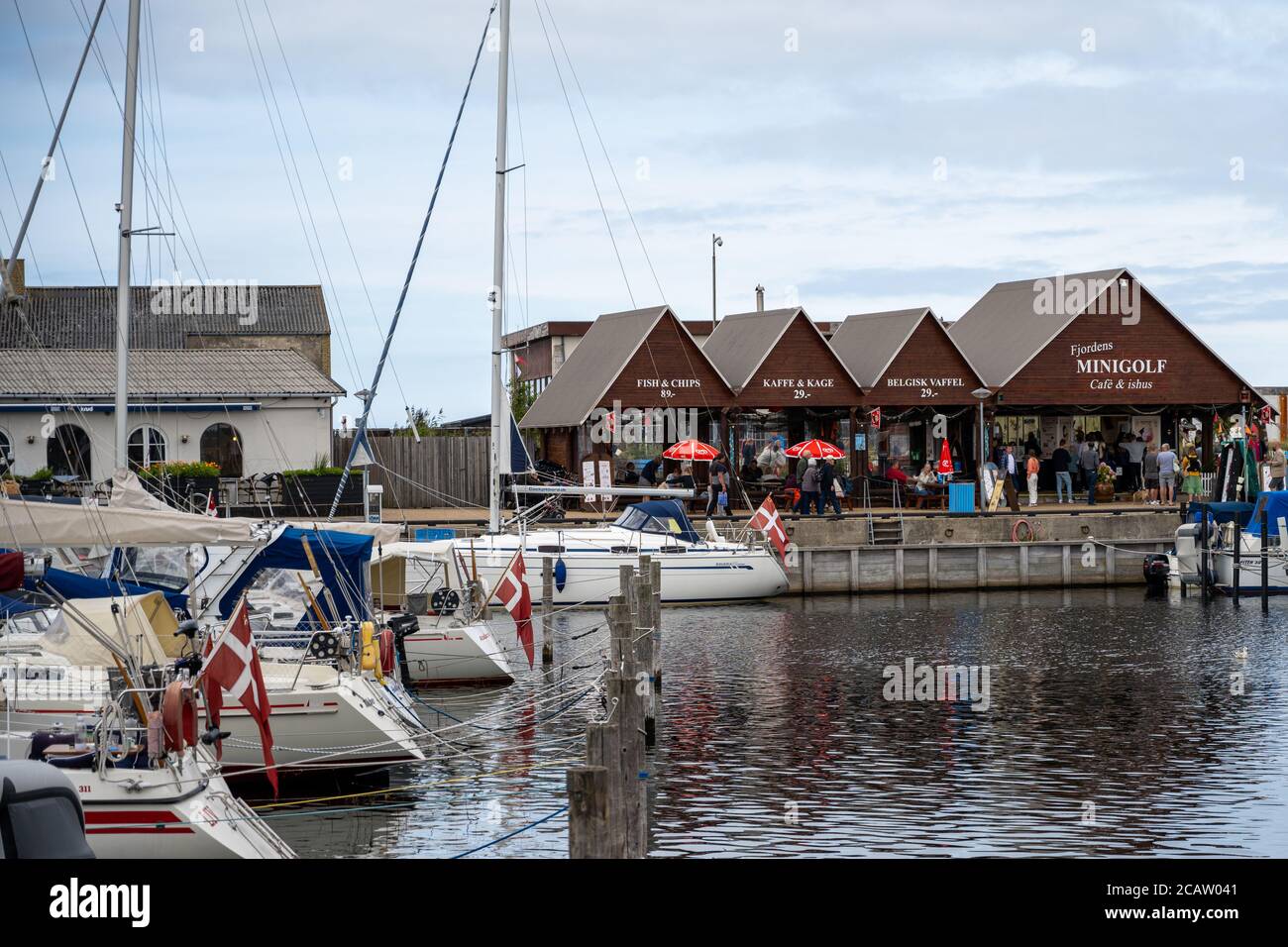 Hundested, Dänemark - 2. August 2020: Es gibt viele touristische Aktivitäten in der Marina. Die meisten Dänen haben in diesem Jahr einen Urlaub im Inland Stockfoto