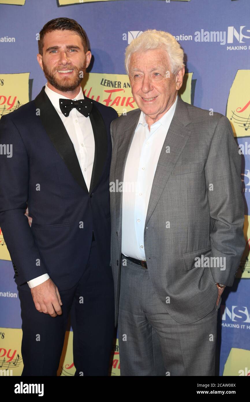 TBC kommt auf dem roten Teppich für die My Fair Lady Australian Premiere im Joan Sutherland Theatre, Sydney Opera House. Stockfoto