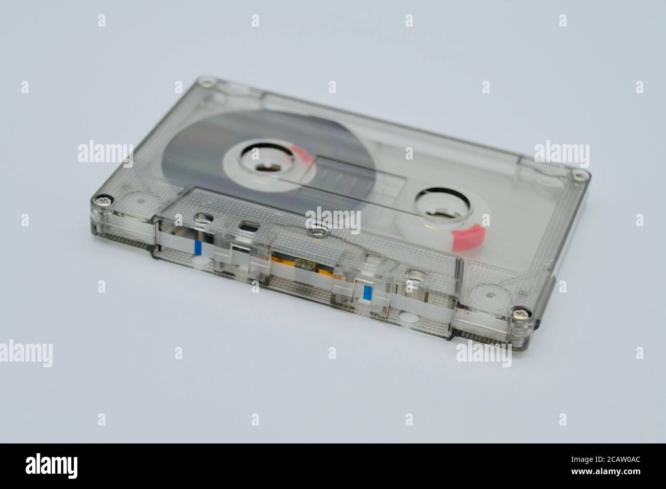Studio auf einem weißen Hintergrund eines transparenten obsolete aufgenommen Vier-Spur-Kassette Musikband aus den 1980er oder 1990er Jahren Stockfoto