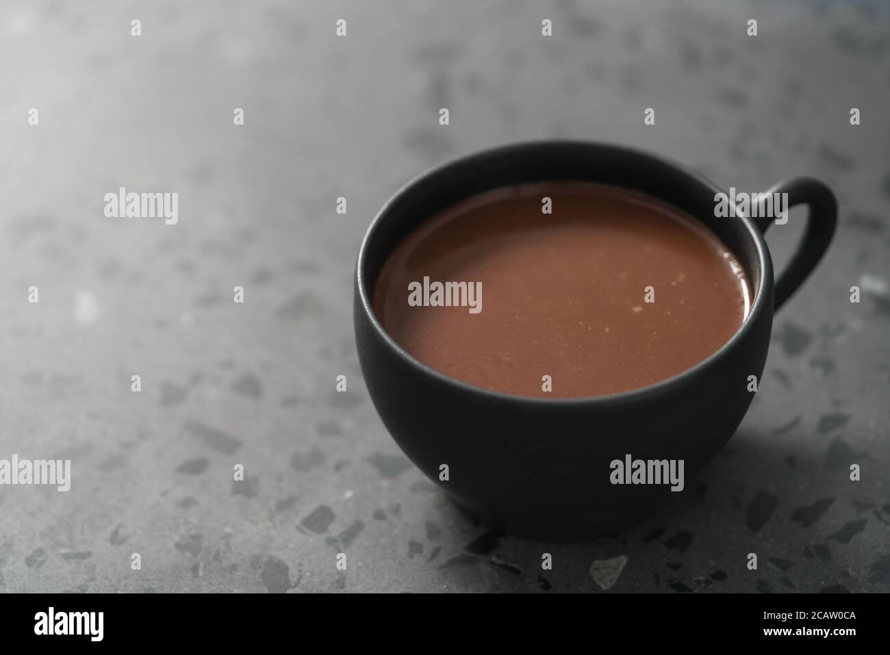 Einfache Tasse heißen Kakao Getränk auf Terrazzo Hintergrund Stockfoto
