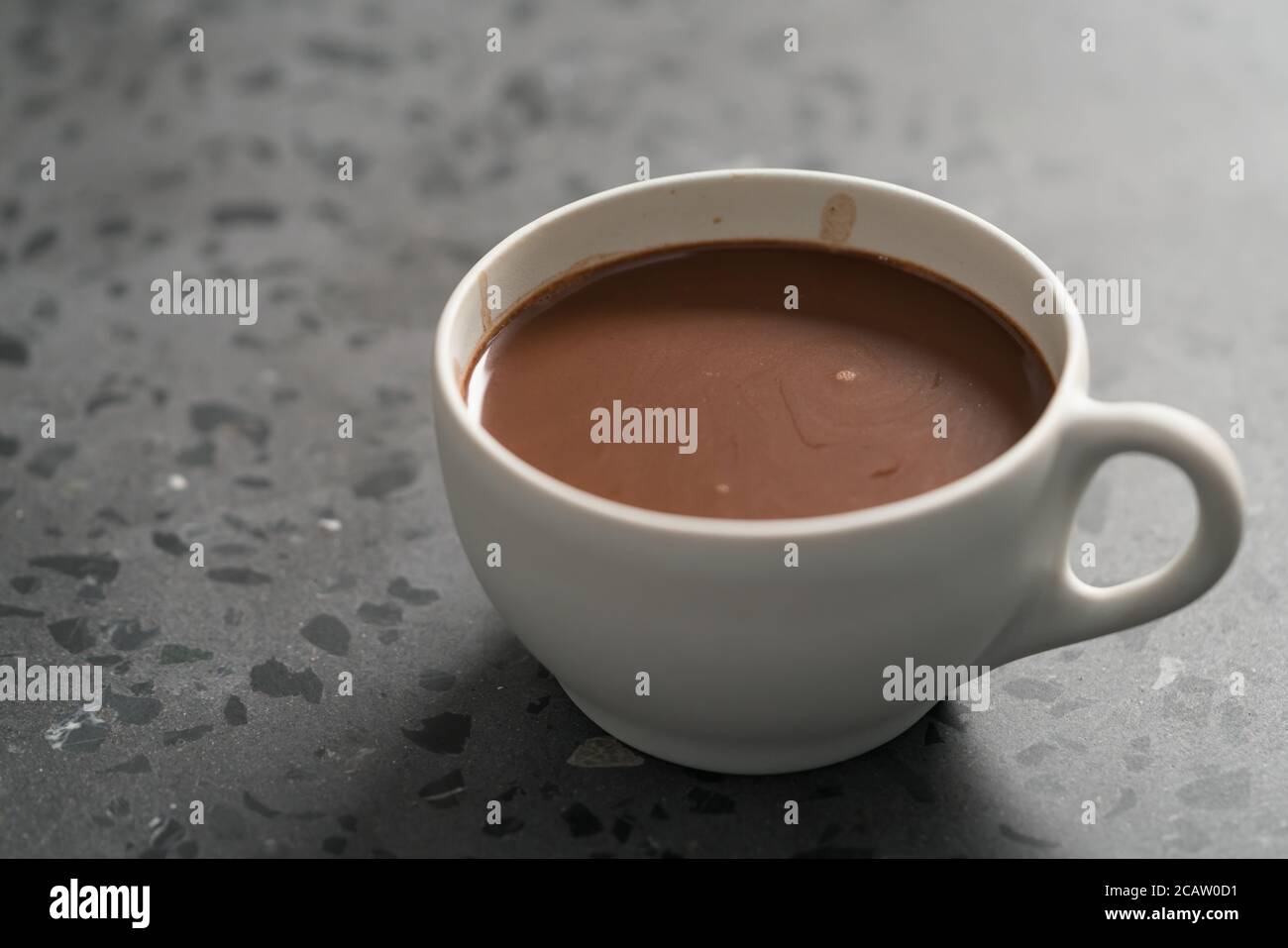 Kakao-Getränk in weißer Tasse auf Terrazzo-Oberfläche mit Kopie Platz Stockfoto