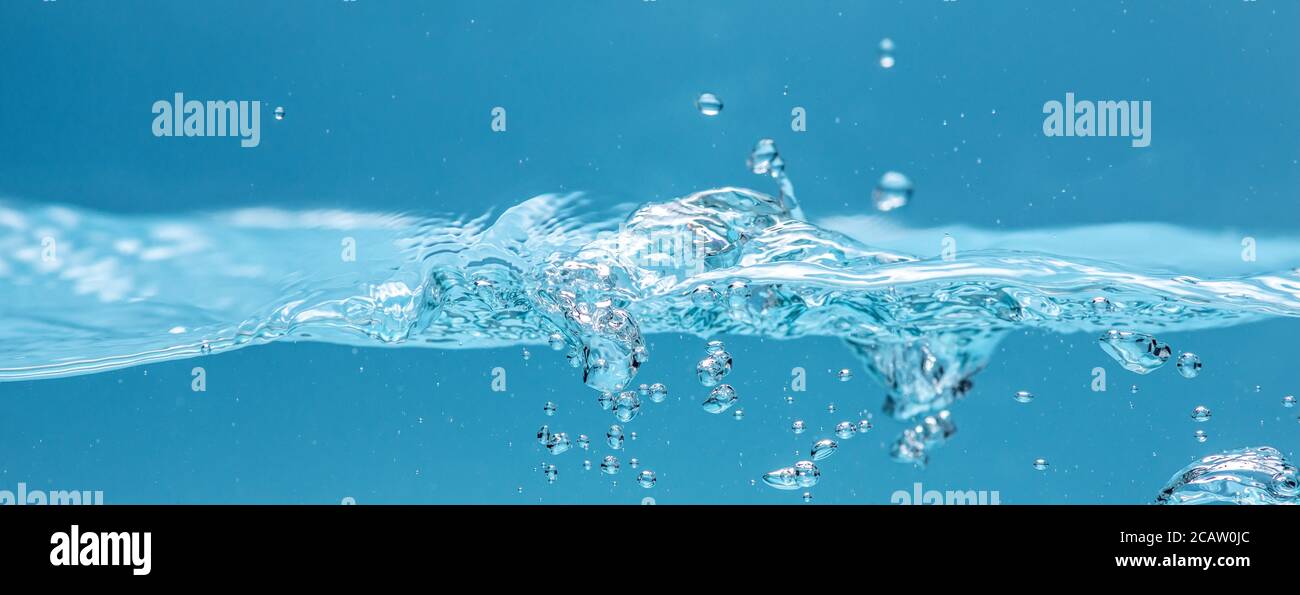 Klares, transparentes Wasser mit Luftblasen. Stockfoto