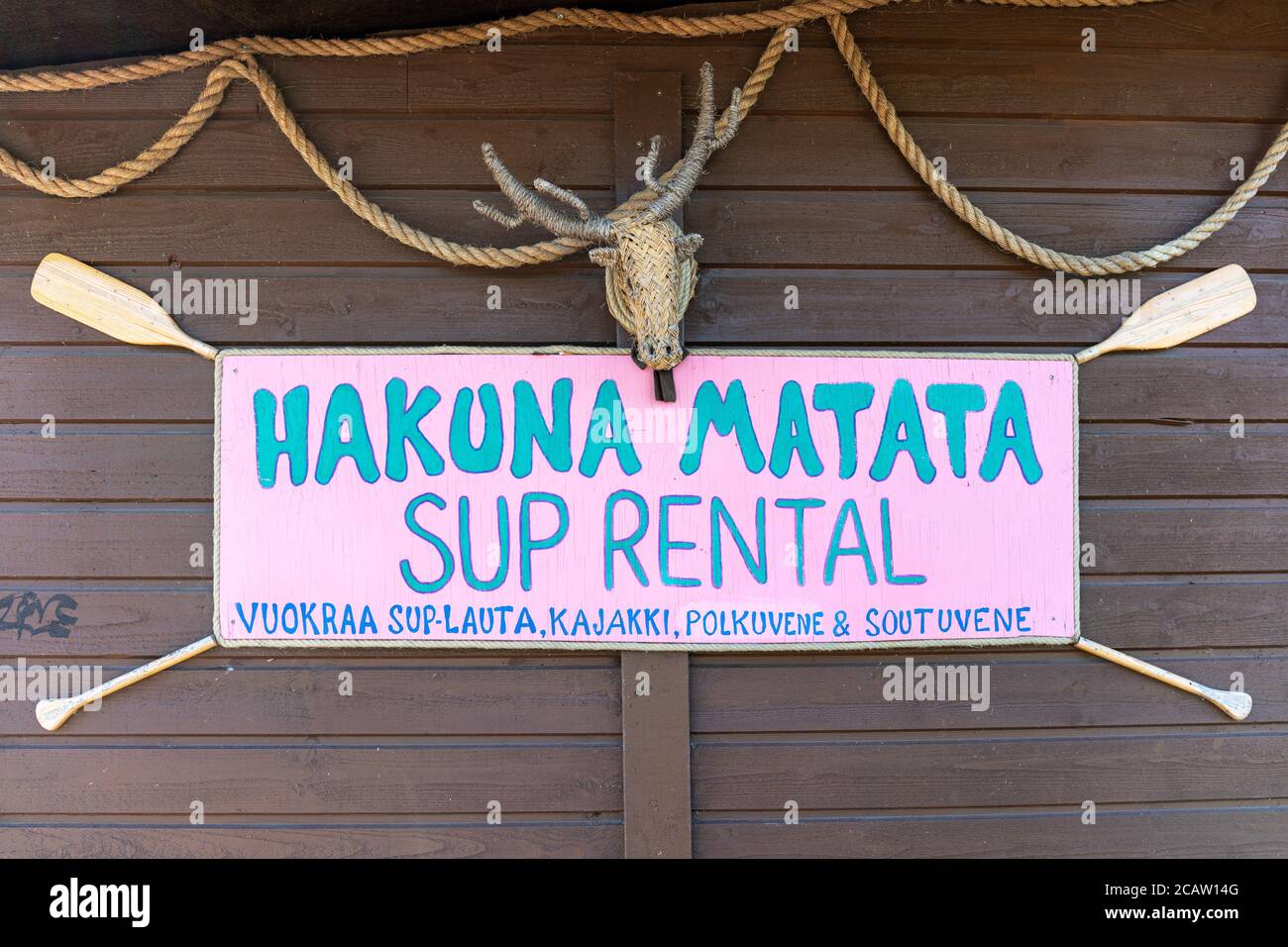 Hakuna Matata Sup Vermietung. Rosa Sperrholzplatte auf einem Schuppen von Töölönlahti Bay in Helsinki, Finnland. Stockfoto