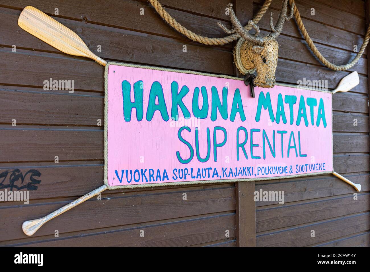 Hakuna Matata Sup Vermietung. Rosa Sperrholzplatte auf einem Schuppen von Töölönlahti Bucht in Helsinki, Finnland. Stockfoto