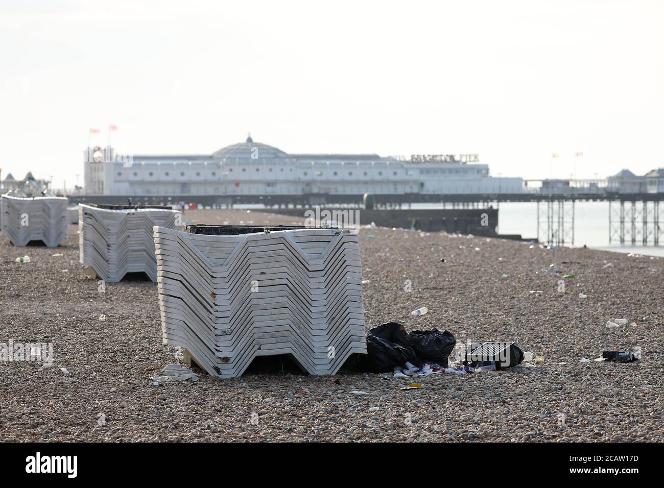 Brighton, Großbritannien. August 2020. Nach einem geschäftigen Tag im Resort gestern sind riesige Mengen an Müll über die Strandpromenade und den Strand von Brighton verstreut. Kredit: James Boardman/Alamy Live Nachrichten Stockfoto