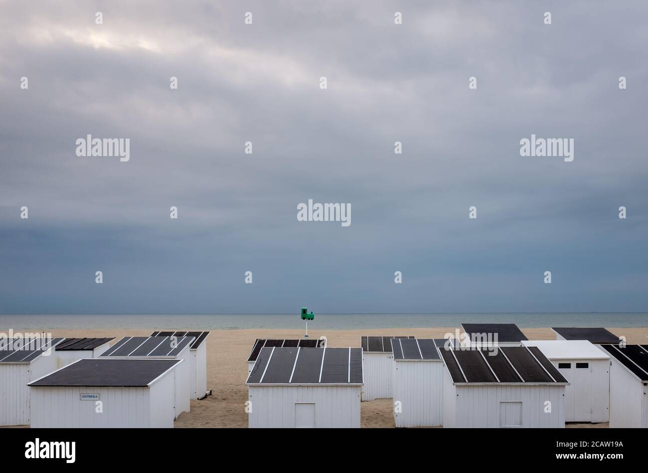Dunkle Wolken über dem Strand von Ostende in Belgien Stockfoto