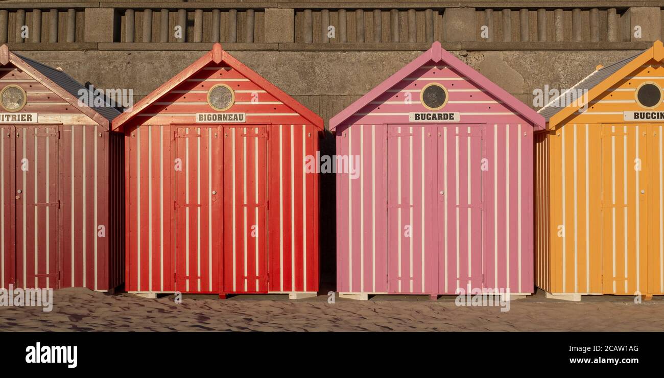 Bunte Strandhütten an der französischen Küste Stockfoto