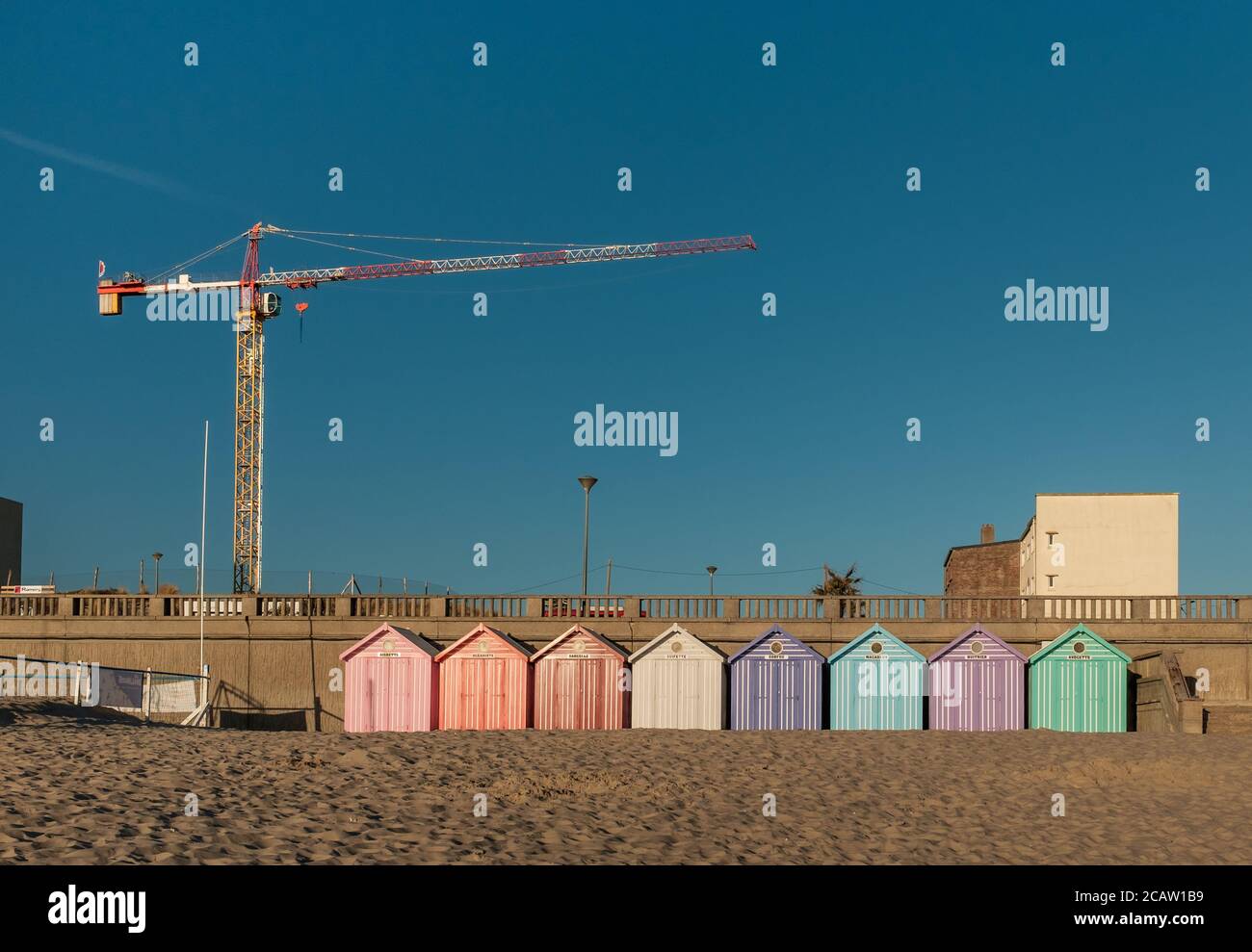 Reihe von alten Strandhütten gegen blauen Himmel. Stockfoto