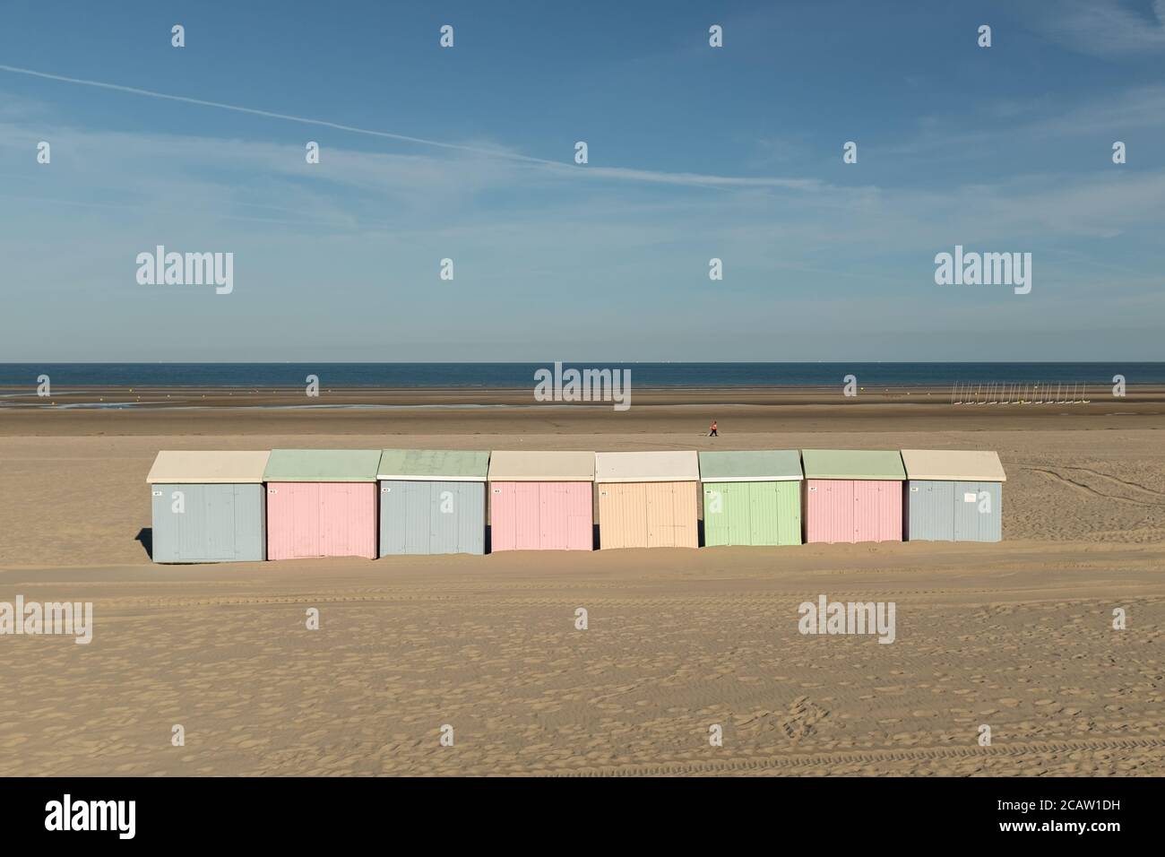 Bunte Strandhütten Reihen sich am einsamen Strand von an Berck in Frankreich Stockfoto