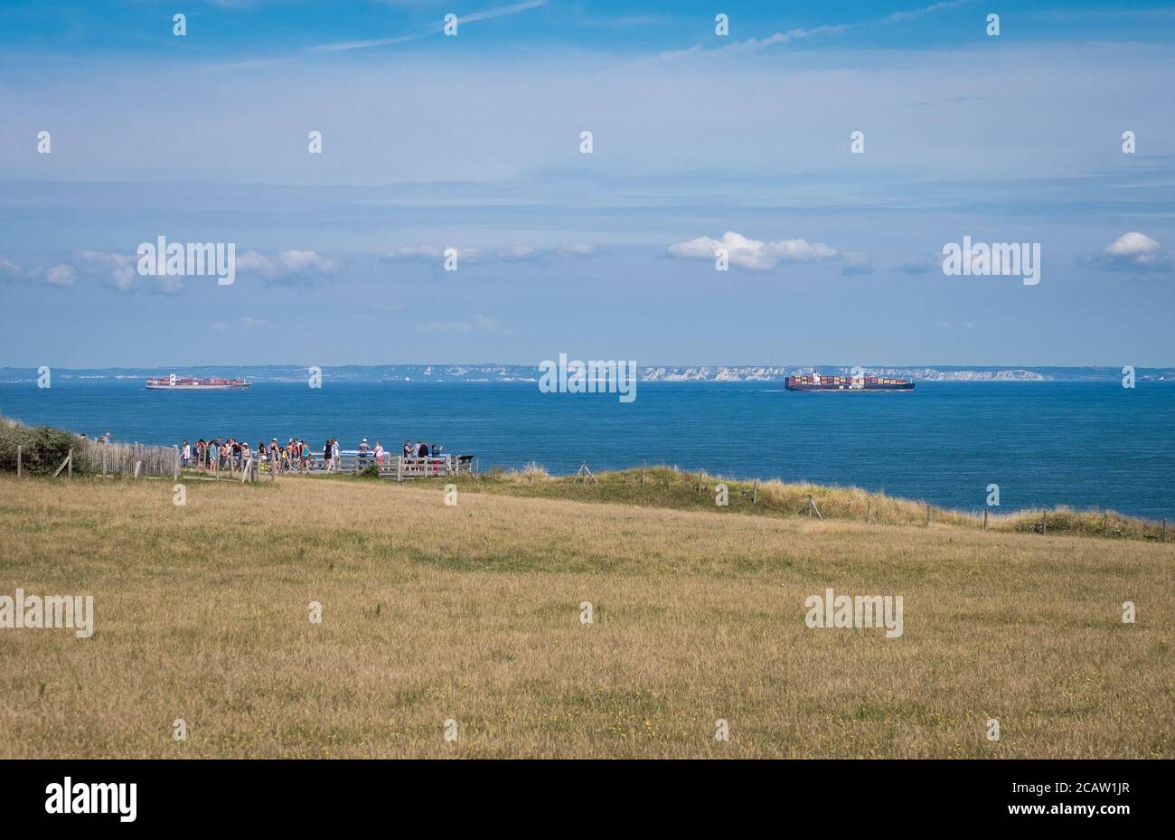 Touristen genießen die Aussicht auf Containerschiffe durch die Straße von Dover Stockfoto