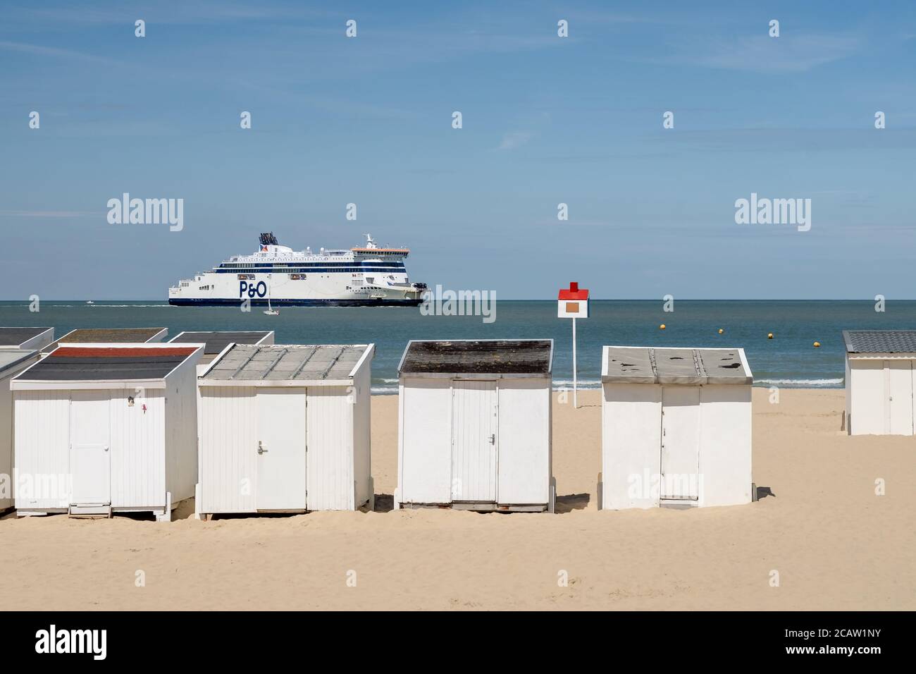 Massive Fähre segelt vor dem Strand von Calais. Stockfoto