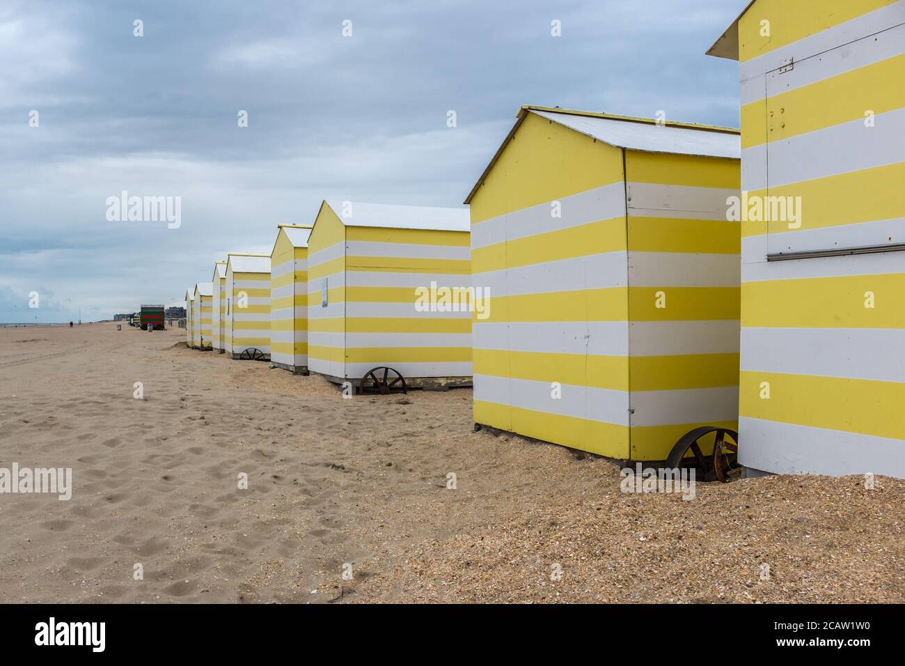 Zeile mit gelben und weißen Strand Hütten, Sonntag, den 23. Juli 2017, De Panne, Belgien. Stockfoto