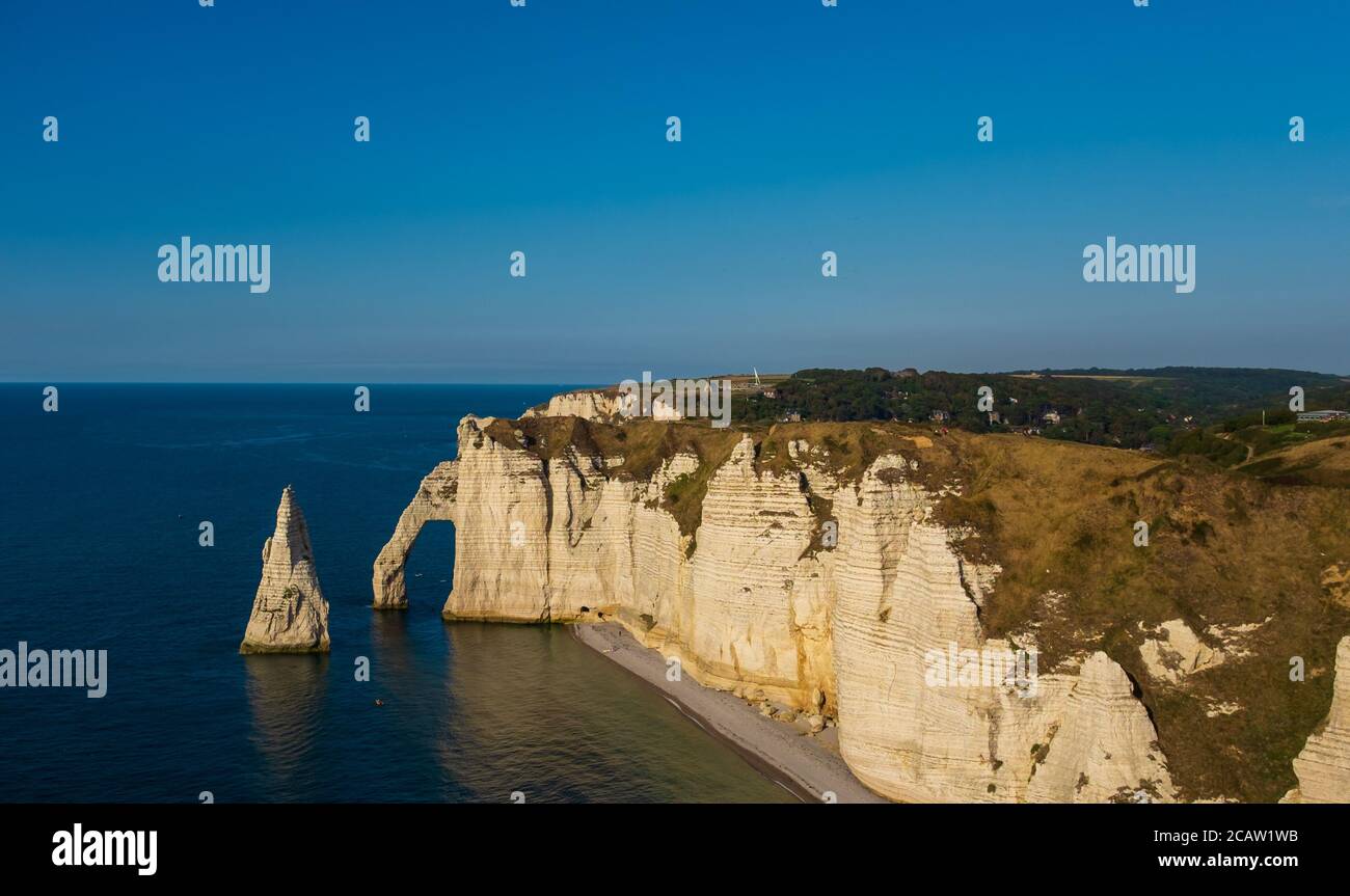 Spitz zulaufende Felsformation und Bogen an der Küste von Etretat In Frankreich Stockfoto