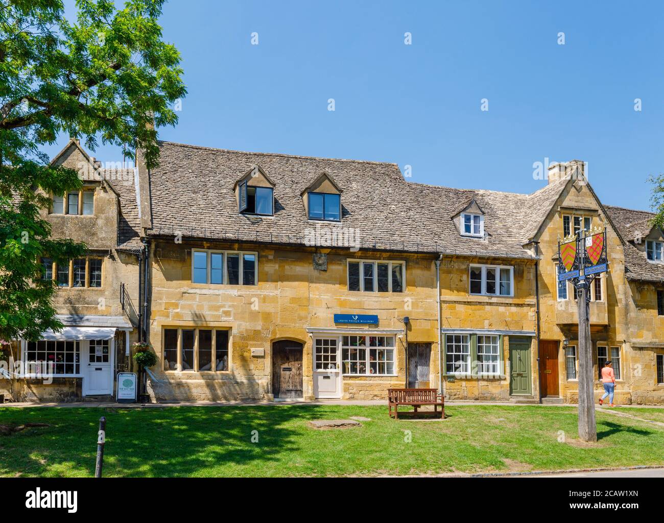 Traditionelle Cotswold Stone Geschäfte und Cottages am Straßenrand in der High Street, Chipping Campden, einer kleinen Marktstadt in den Cotswolds in Gloucestershire Stockfoto