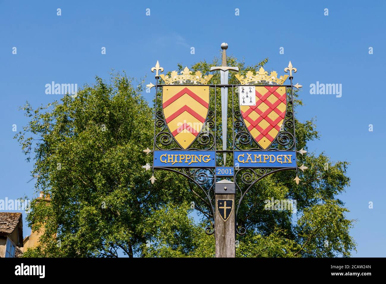 Heraldisches Straßennamen-Schild in der High Street, zentral Chipping Campden, einer kleinen Marktstadt in den Cotswolds in Gloucestershire Stockfoto