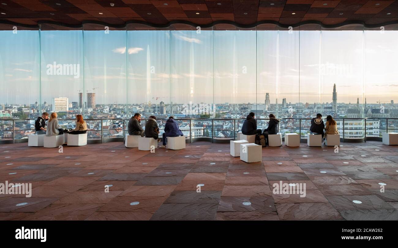 Menschen genießen den Sonnenuntergang Blick auf die Skyline von der Berühmtes MAS Museum in Antwerpen Stockfoto