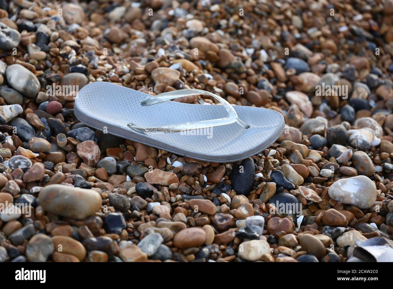 Brighton, Großbritannien. August 2020. Ein weggeworfener Flip Flop auf Brighton Beach Kredit: James Boardman/Alamy Live News Stockfoto