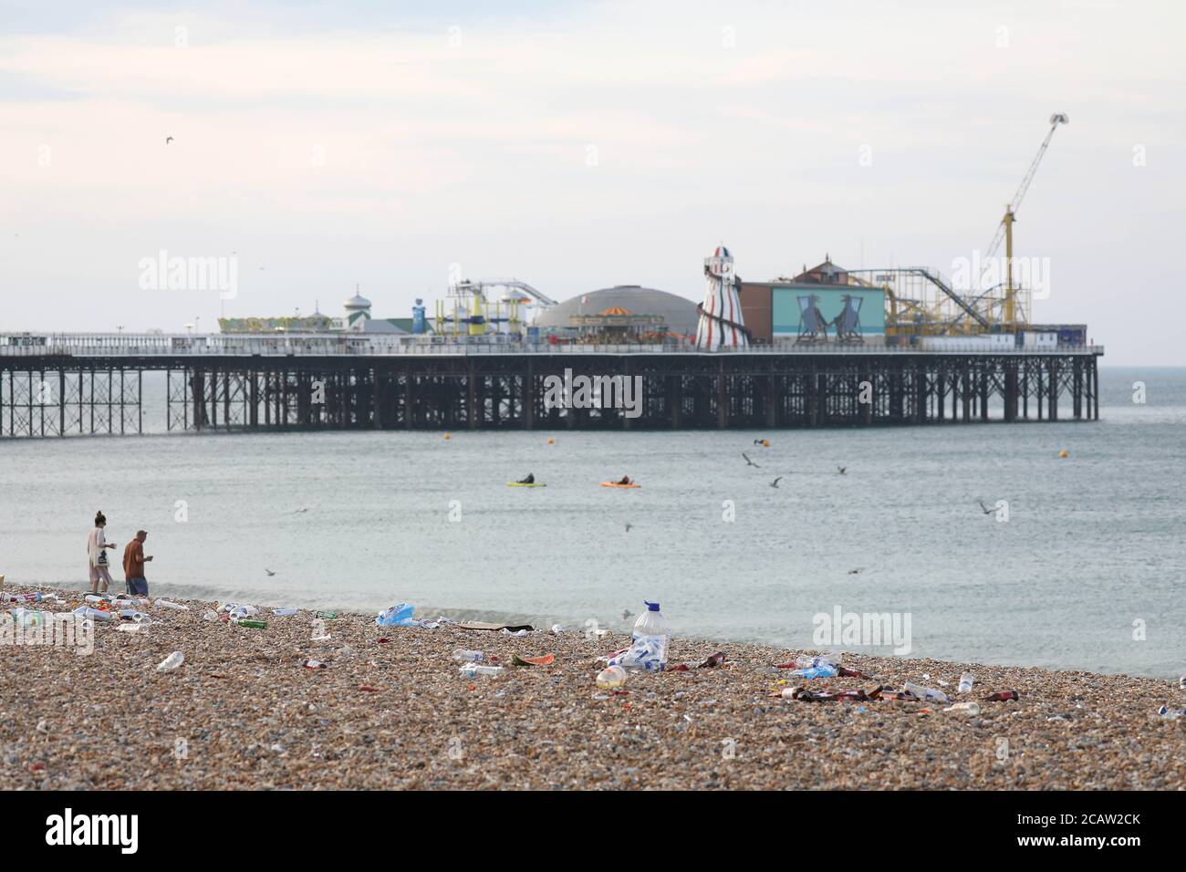 Brighton, Großbritannien. August 2020. Nach einem geschäftigen Tag im Resort gestern sind riesige Mengen an Müll über die Strandpromenade und den Strand von Brighton verstreut. Kredit: James Boardman/Alamy Live Nachrichten Stockfoto