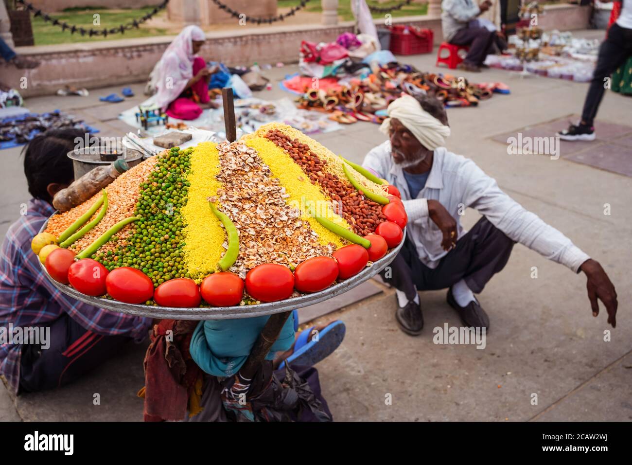 Jaipur / Indien - 27. Februar 2020: Bunte Straße Stall mit Zutaten zu beliebten Snack in Indien, Jaipur machen Stockfoto