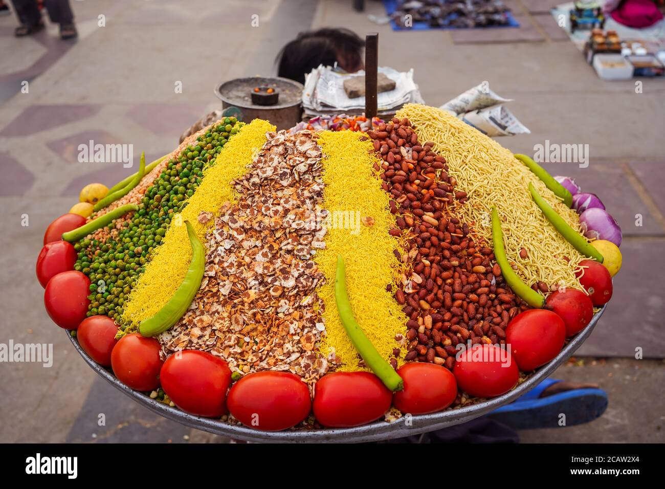 Bunte Straße Stall mit Zutaten, um beliebte Snack in Indien, Jaipur zu machen Stockfoto