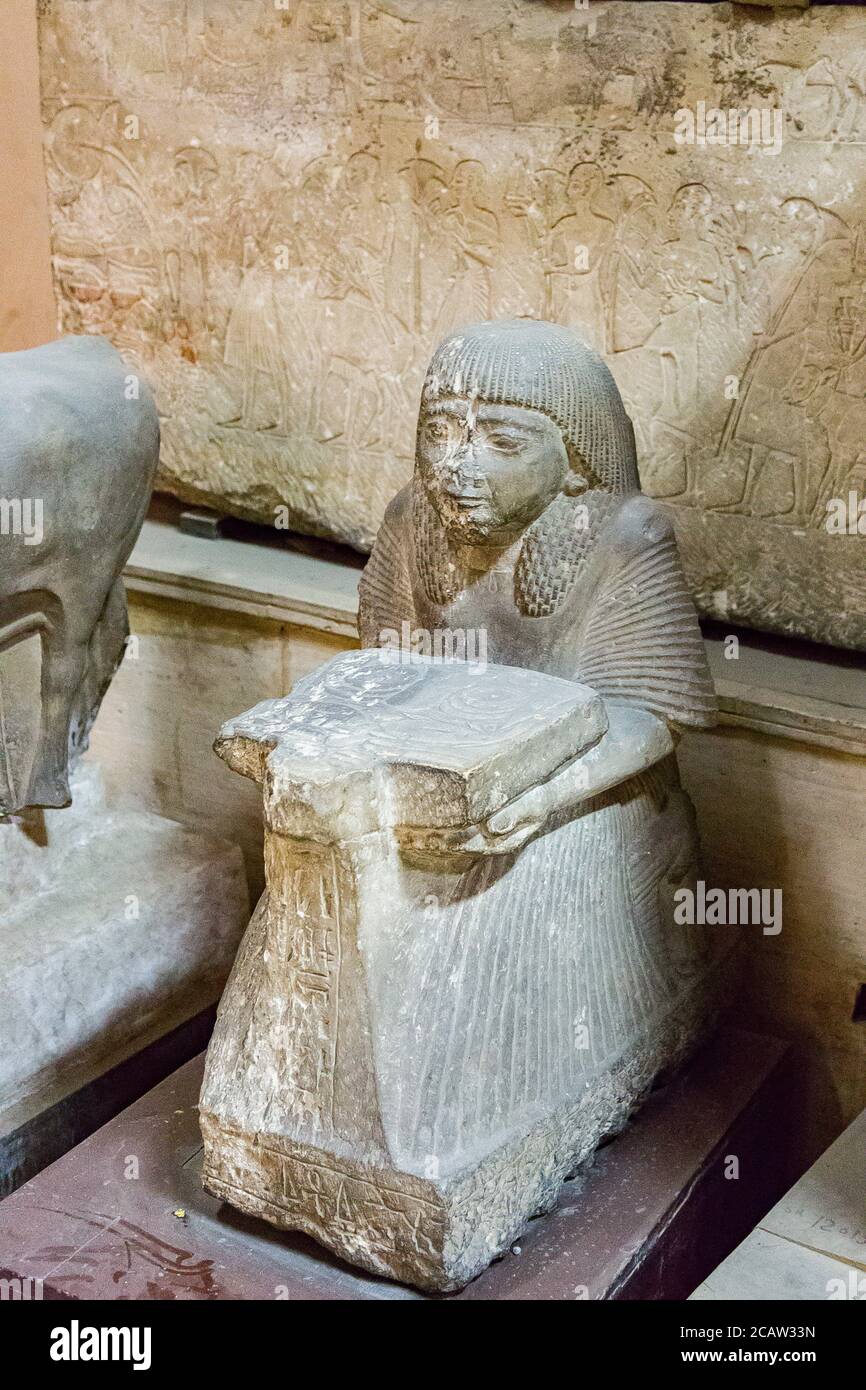 Ägypten, Kairo, Ägyptisches Museum, Statue von Piay präsentiert einen Opfertisch. Dynastie 18, Kalkstein, aus Abydos. Stockfoto