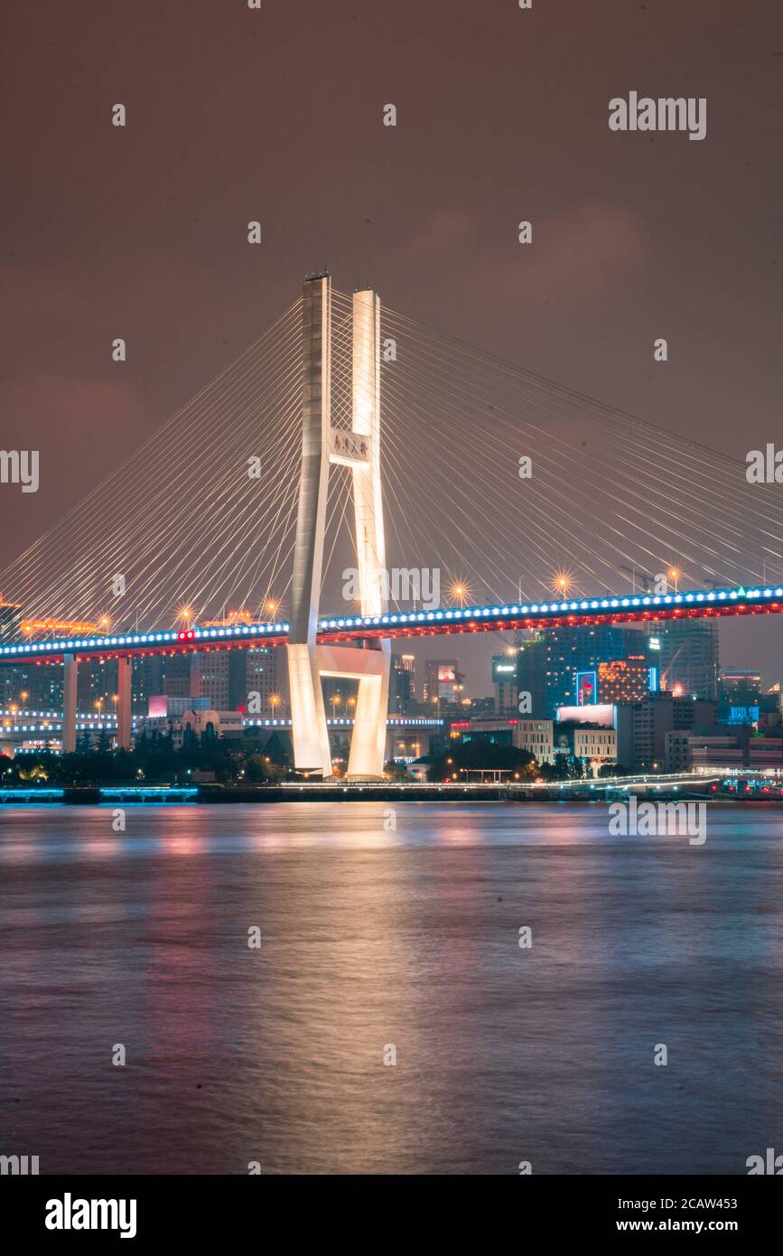 Nachtansicht der Nanpu-Brücke, am Huangpu-Fluss, in Shanghai, China. Stockfoto