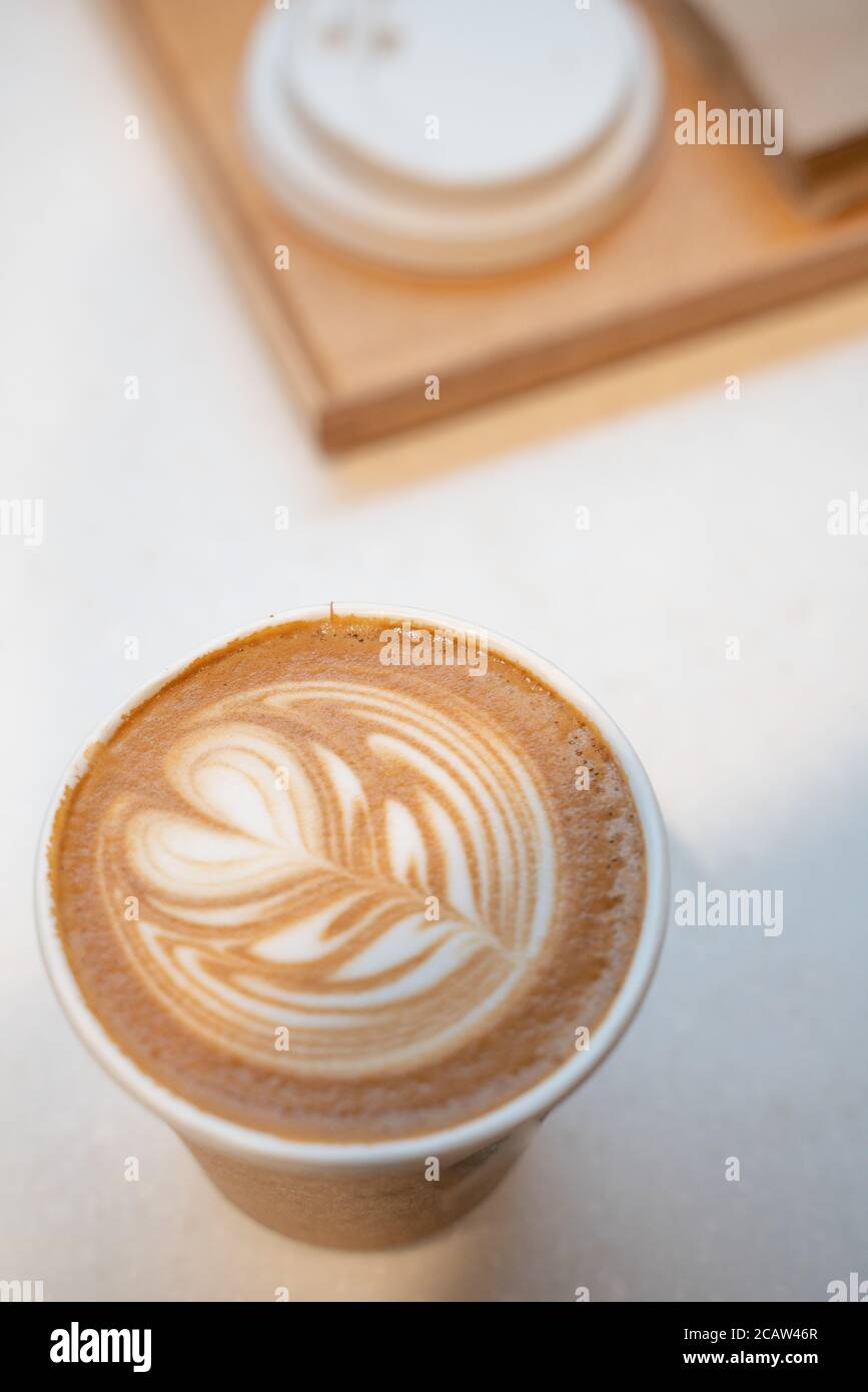 Nahansicht einer Tasse Kaffee Latte. Stockfoto