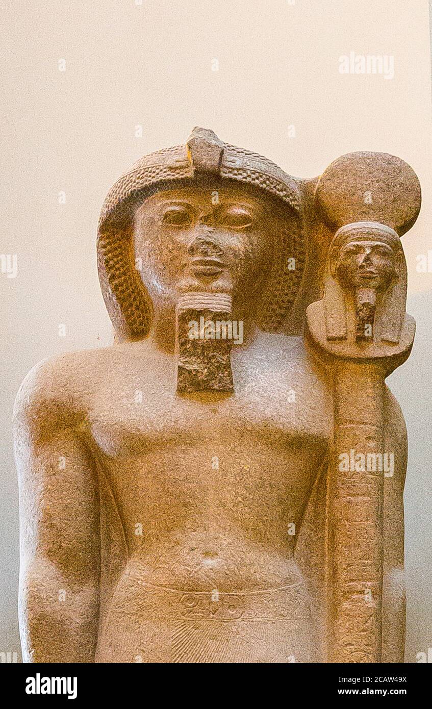 Ägypten, Kairo, Ägyptisches Museum, kolossale Statue von Ramses II als Standardträger. Wiederverwendet von Merenptah. Stockfoto