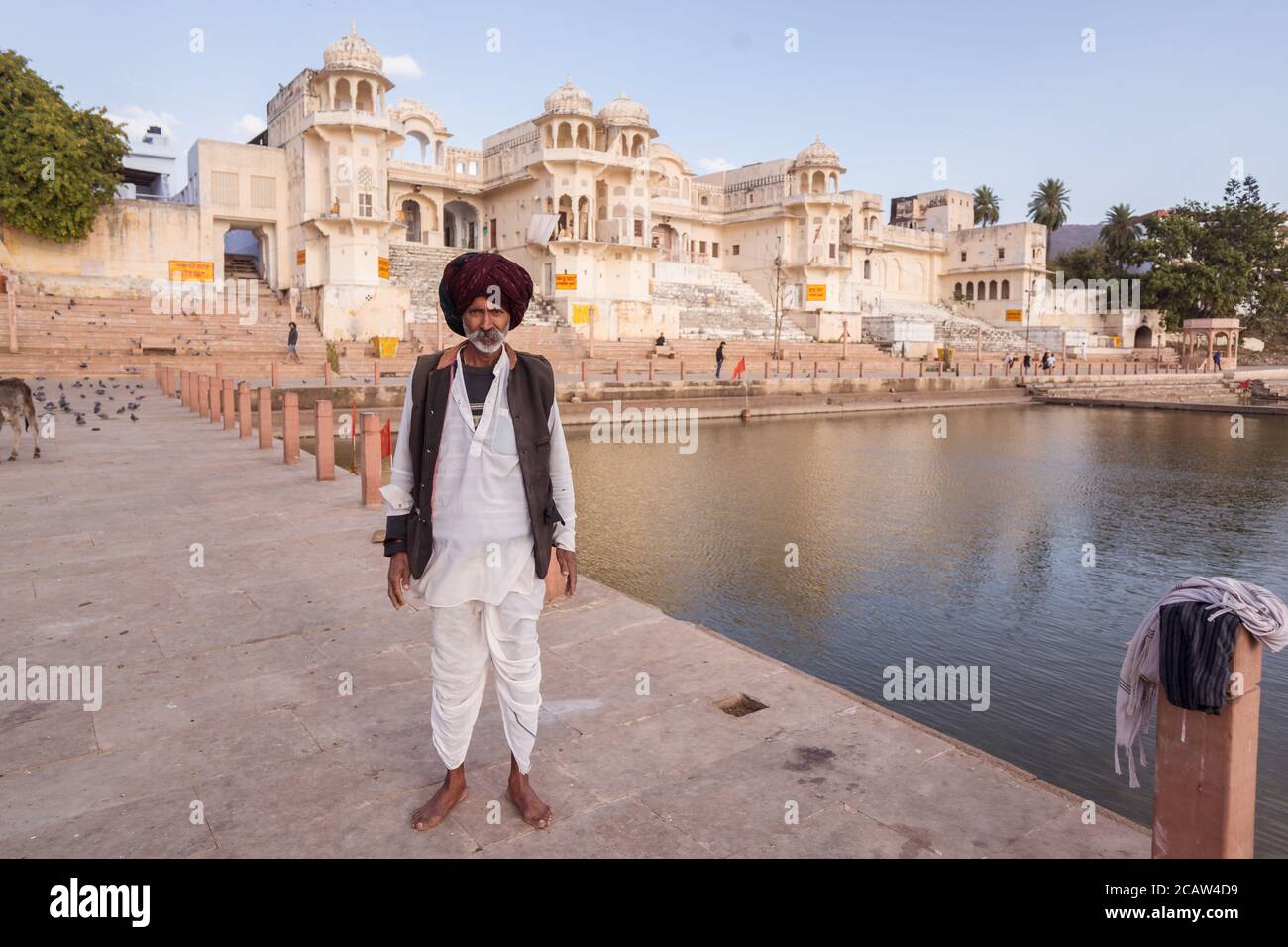 Pushkar / Indien - 6. März 2020: Porträt des Mannes mit grauen Schnurrbart und typischen Rajasthani Turban in der Umgebung des heiligen See von Pushkar Stockfoto